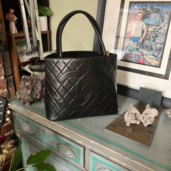 Source Unknown Handbags - Chanel Medallion CC Bag EUC